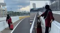 Wanita Ini Rela Berjalan 4 Jam Demi Rawat Suaminya, Bikin Haru