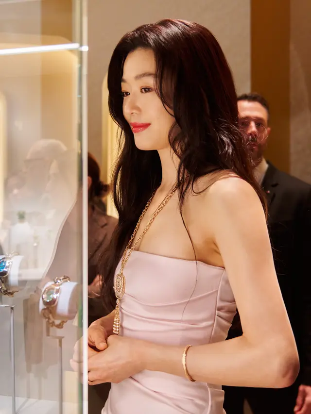 Gianna Jun Tampil Awet Muda dengan Riasan Minimalis di Usia 43 Tahun saat Hadiri Watches & Wonders 2025