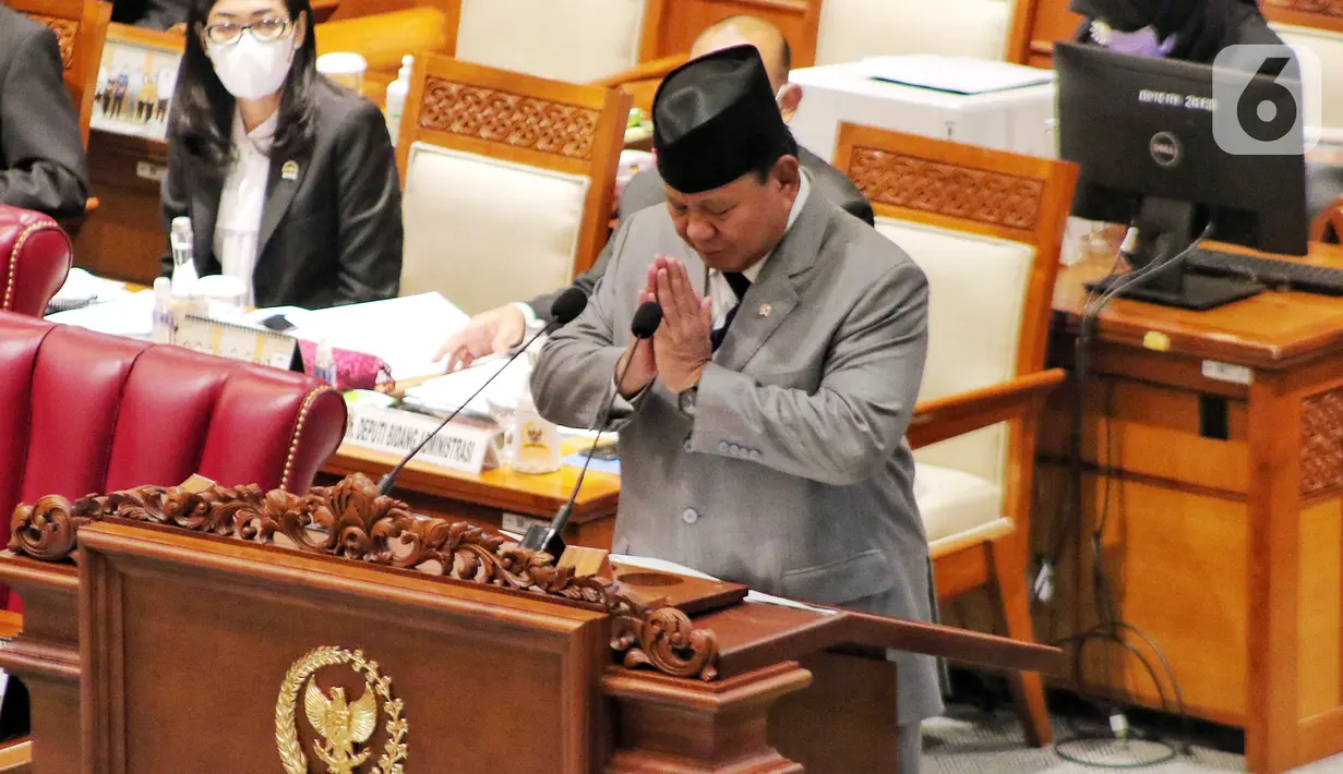 Menteri Pertahanan Prabowo Subianto memberikan isyarat saat mengikuti rapat paripurna bersama DPR di Jakarta, Selasa (6/12/2022). DPR RI menyetujui Rancangan Undang-Undang (RUU) tentang Pengesahan Perjanjian Antara Pemerintah Republik Indonesia dan Pemerintah Republik Singapura tentang Ekstradisi Buronan menjadi Undang-Undang. (Liputan6.com/Angga Yuniar)