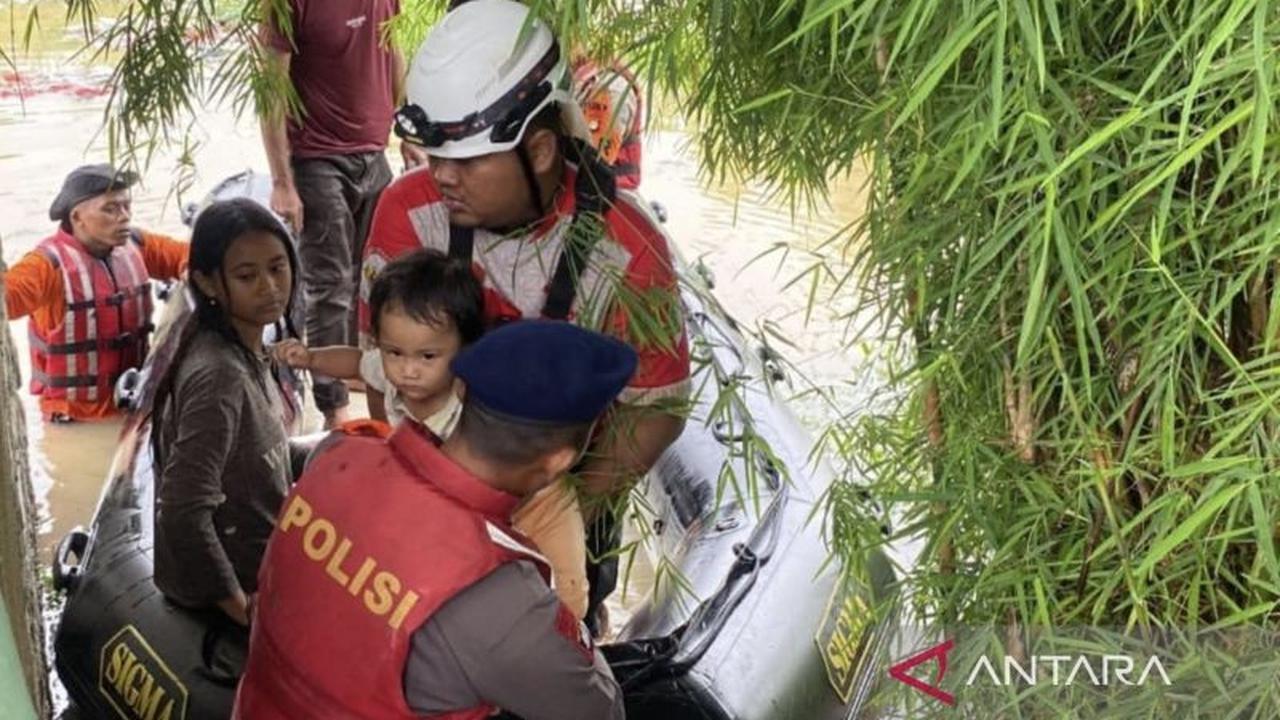 Brimob Polda Metro Jaya Sigap Evakuasi Warga Terdampak Banjir Cikarang