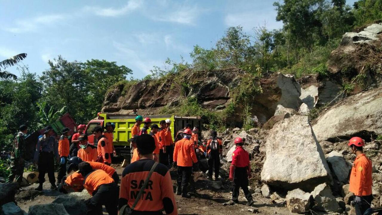 Bukit Batu yang Rawan Longsor Dihancurkan