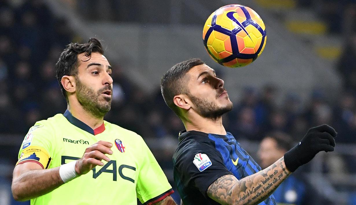 Pemain Inter, Mauro Icardi (kanan) berduel dengan pemain Bologna, Domenico Maietta  pada laga Coppa Italia di  Giuseppe Meazza, Milan, (17/1/2017). Inter Milan 3-2.  (EPA/Daniel Dal Zennaro)