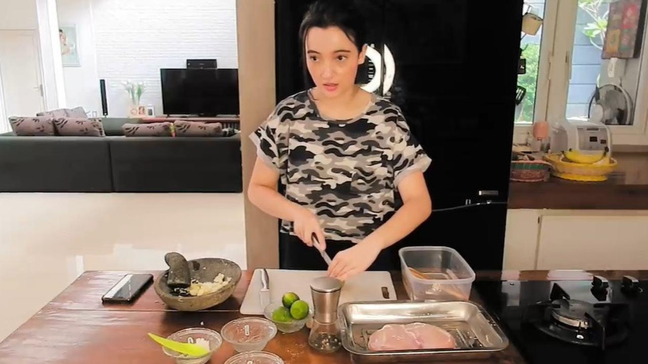 7 Potret Dapur di Rumah Megan Domani dan Bryan Domani, Tampak Minimalis Dominan Kayu