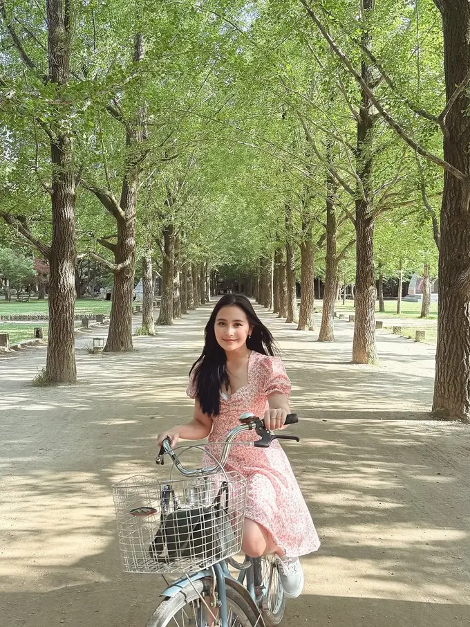 In Her Bucin Era, Gaya Prilly Latuconsina Makin Suka Tampil Serba Pink Sejak Pacaran dengan Omara Esteghlal