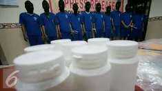 Barang bukti berupa sejumlah toples berisi ribuan butir psikotropika diperlihatkan petugas saat rilis narkoba di Polresta Yogyakarta, Senin (26/9). Petugas berhasil menangkap 10 orang tersangka pengedar narkoba. (Liputan6.com/Boy Harjanto)