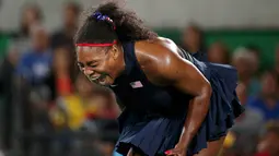 Reaksi petenis AS, Serena Williams ketika dikalahkan petenis Ukraina, Elina Svitolina di babak ketiga Olimpiade Rio 2016 , Selasa (9/8). Kekalahan dari petenis nomor 20 dunia ini membuat perjalanan Williams di Olimpiade terhenti. (REUTERS/Kevin Lamarque)