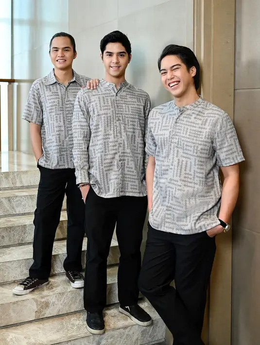 Sementara Al, El, dan Dul kompak mengenakan Hernanda Shirt nuansa taupe  yang elegan. [@geulis.id]