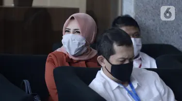 Istri mantan Sekretaris MA Nurhadi, Tin Zuraida (kiri) saat menunggu pemeriksaan di Gedung KPK, Jakarta, Senin (22/6/2020). Tin diperiksa sebagai saksi untuk tersangka Direktur MIT Hiendra Soenjoto terkait dugaan suap gratifikasi pengurusan perkara di MA tahun 2011-2016. (merdeka.com/Dwi Narwoko)