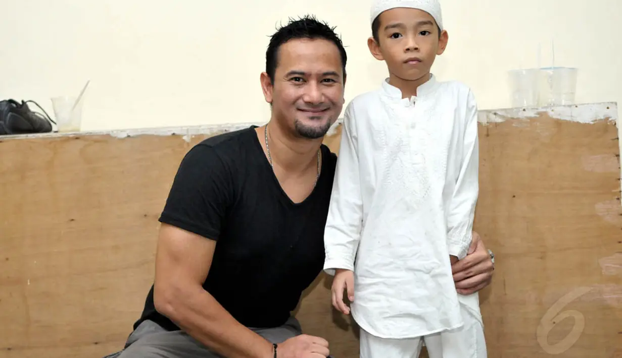  Pemain Main Dukun ini mengaku  kewalahan menjalani puasa pertamanya ini.  (14/7/14) (Liputa6.com/Panji Diksana)