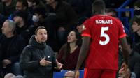 Asisten pelatih Pepijn Lijnders melakukan tugasnya menggantikan Jurgen Klopp mendampingi Liverpool dalam duel perebutan peringkat kedua di Liga Inggris tersebut. (AFP/Adrian Dennis)