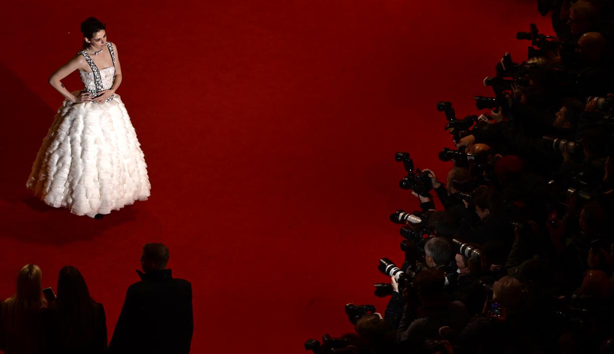 Aktris AS dan Presiden Dewan Juri Berlinale Kristen Stewart berpose untuk para fotografer setibanya untuk pemutaran perdana film 'She Came To Me' dan upacara pembukaan Festival Film Internasional Berlin, di Berlin, Jerman, Kamis (16/2/2023). Kristen Stewart Dia memberikan tampilan ultra-feminin dengan alis gelap dan eyeshadow merah tua. (John MACDOUGALL / AFP)