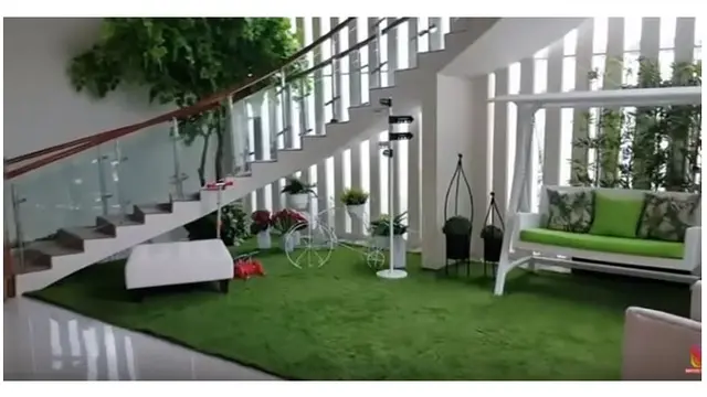Di dalam rumah Bu Dendy terdapat taman kecil di bawah tangga lengkap dengan kursi dan ayunan untuk bersantai.