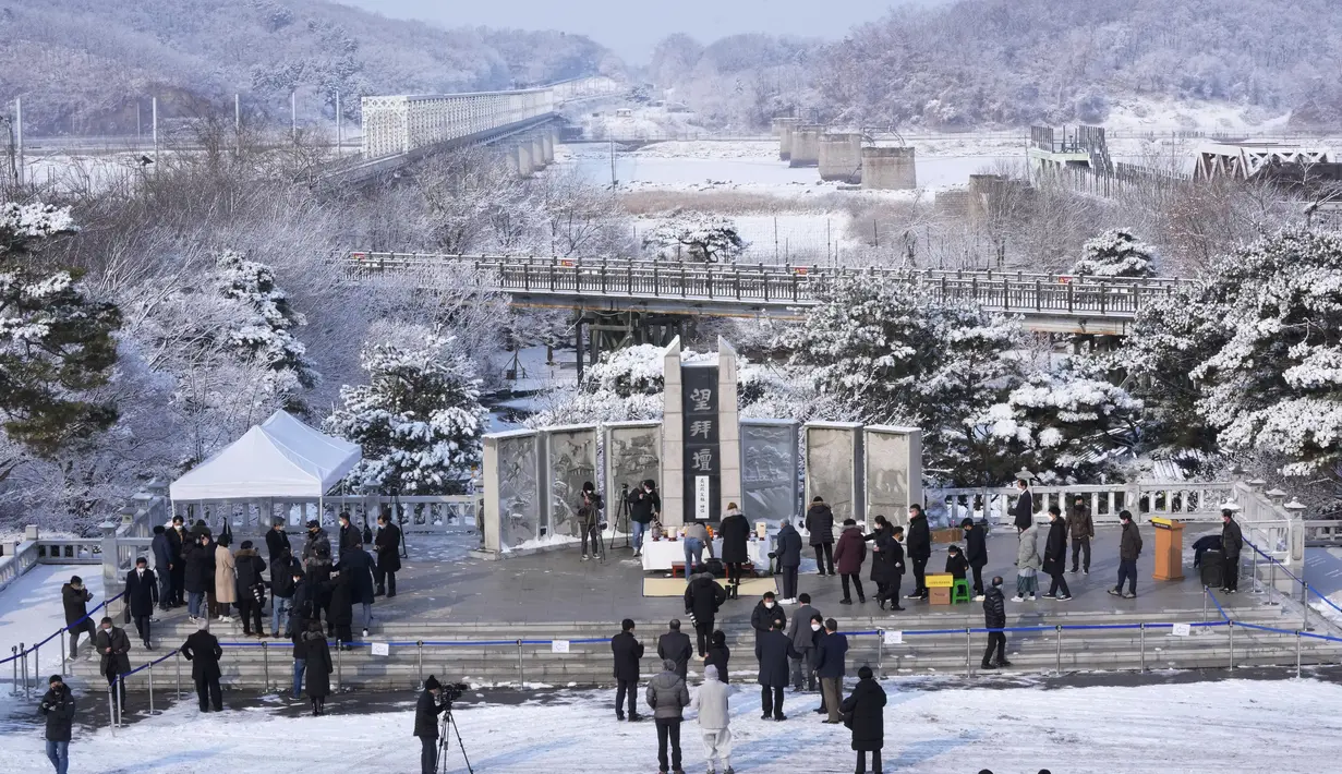 Pengungsi Korea Utara dan anggota keluarganya memberikan penghormatan kepada leluhur mereka saat mereka mengunjungi Paviliun Imjingak dekat perbatasan dengan Korea Utara, untuk merayakan Tahun Baru Imlek di Paju, Korea Selatan, Selasa (1/2/2022). (AP Photo/Ahn Young-joon)