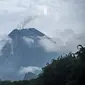 Gunung Merapi saat memuntahkan bebatuan dan gas di Yogyakarta, Kamis (21/1/2021). Pada periode pengamatan Jumat (22/1) pukul 18.00-24.00 WIB, Gunung Merapi tercatat 12 kali meluncurkan guguran lava pijar dengan jarak luncur maksimum 300-600 meter ke arah barat daya. (AFP/Agung Supriyanto)