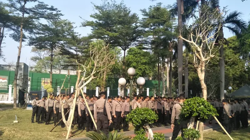 Sejumlah polisi bersiap jelang pelantikan Presiden di Kompleks Parlemen