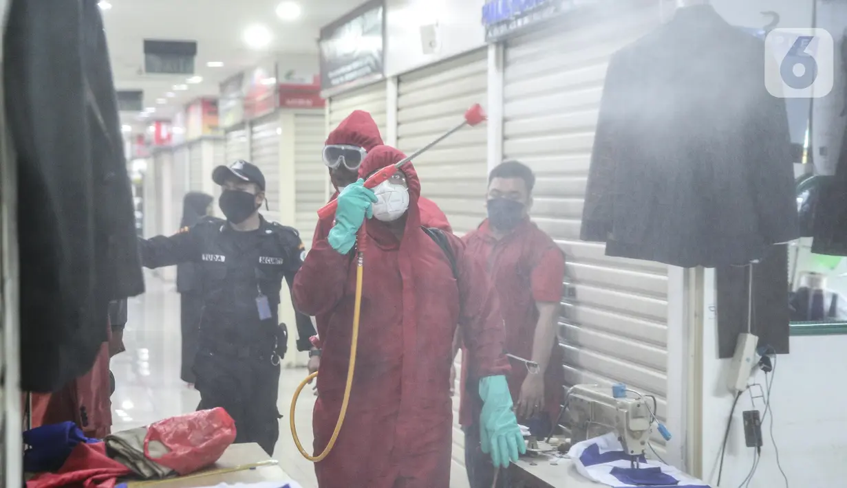 Dinas Penanggulangan Kebakaran dan Penyelamatan Provinsi DKI Jakarta melakukan penyemprotan cairan disinfektan di area perdagangan Pasar Senen, Jakarta, Selasa (9/6/2020). Kegiatan ini bertujuan untuk memutus mata rantai penyebaran Covid-19 khususnya di tempat keramaian. (Liputan6.com/Faizal Fanani)