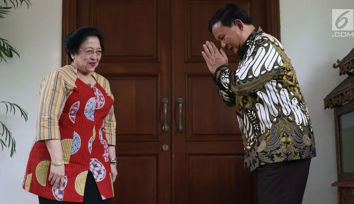 Ketua Umum Partai Gerindra, Prabowo Subianto (kanan) memberi hormat pada Ketua Umum PDIP, Megawati Soekarnoputri usai memberi keterangan terkait pertemuan dan makan siang bersama di kediaman Megawati di Jalan Teuku Umar, Jakarta, Rabu (24/7/2019). (Liputan6.com/Helmi Fithriansyah)