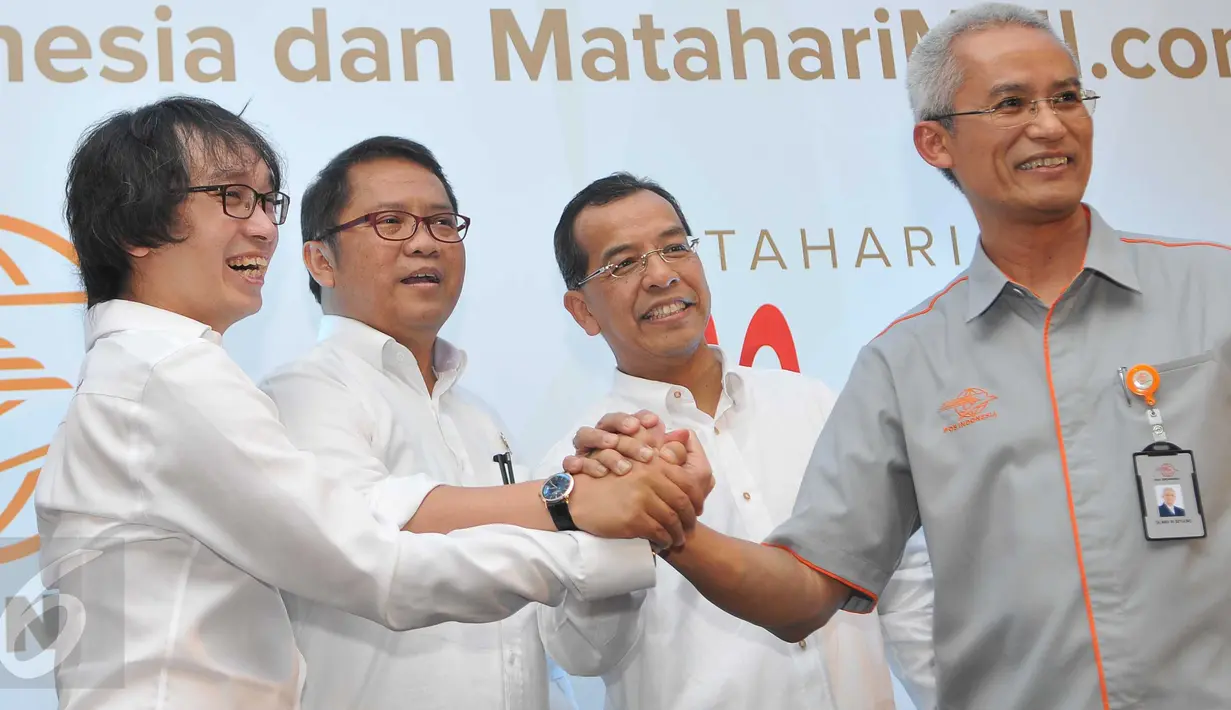 CEO MatahariMall.com Hadi Wenas,  Menkominfo Rudiantara, Chairman MatahariMall.com Emirsyah Satar, Direktur Utama PT Pos Indonesia Gilarsi WS (ki-ka) bersalaman usai penandatanganan MOU di Jakarta, (7/12). (Liputan6.com/Gempur M Surya)