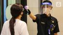 Security mengukur suhu tubuh pengunjung di supermarket AEON Mall BSD City, Tangerang, Rabu (3/6/2020). Supermarket yang beroperasi sejak pukul 08.00 - 20.00 WIB mewajibkan pengunjung untuk mengikuti aturan protokol kesehatan selama pandemi Covid-19. (Liputan6.com/Fery Pradolo)