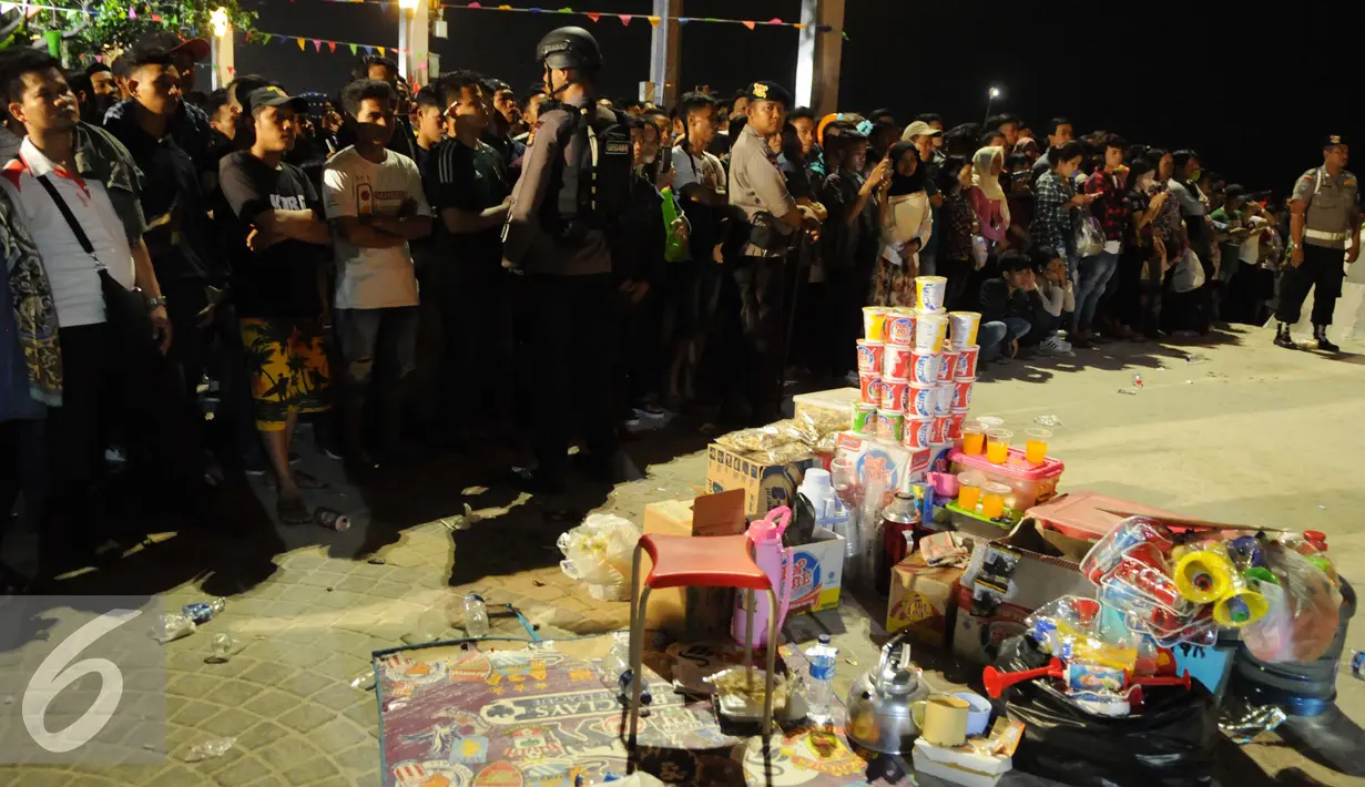 Petugas polisi berjaga di sekitar pantai Lagoon, Ancol, Jakarta Utara, Sabtu (31/12) malam. Benda diduga bom tersebut berhasil diamankan. Situasi pergantian tahun baru kembali kondusif. (Liputan6.com/Gempur M. Surya)