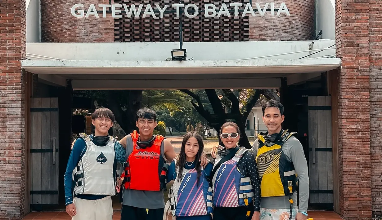 Tak hanya seru-seruan bermain jet ski, liburan ini juga menjadi momen berharga bagi keluarga Darius untuk semakin mempererat kebersamaan. Di sela-sela aktivitas, mereka menyempatkan diri untuk duduk bersantai di tepi pantai, menikmati pemandangan matahari terbenam yang memukau. Dengan latar belakang langit yang berwarna oranye keemasan, Darius dan keluarganya berfoto bersama, mengabadikan momen-momen indah yang tak terlupakan. (Liputan6.com/IG/@darius_sinathrya)