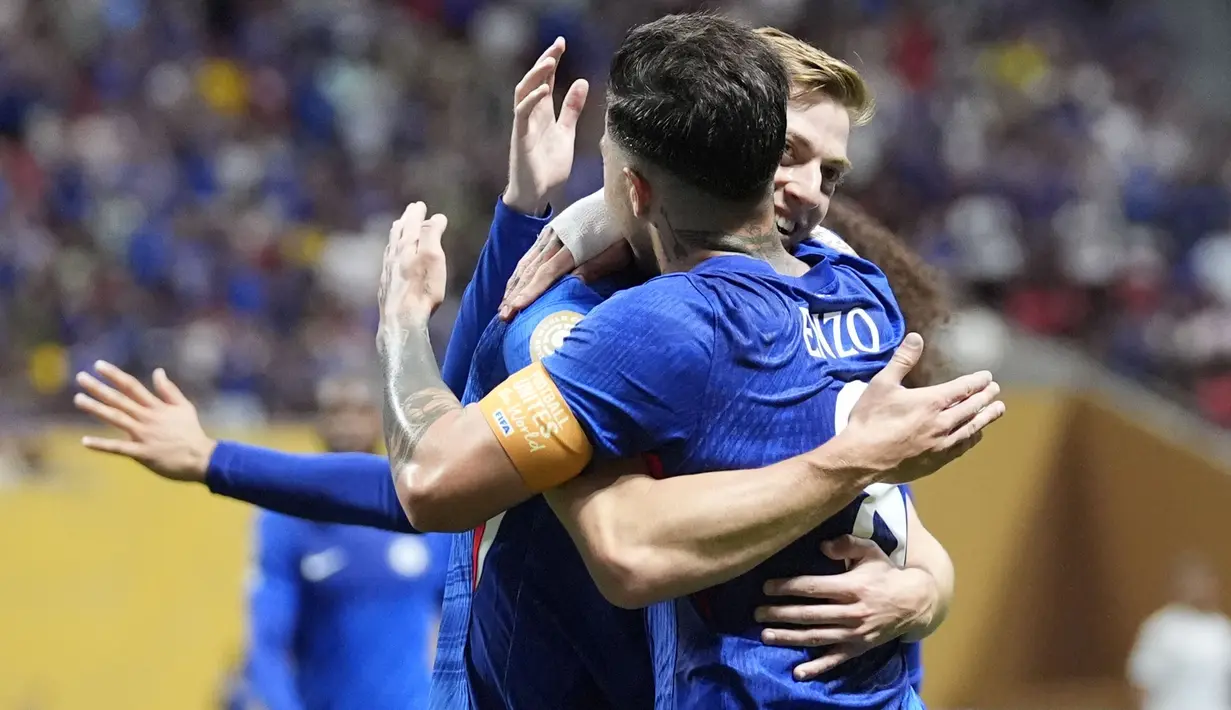 Pemain Chelsea, Liam Delap (kiri) merayakan gol yang dicetak oleh Enzo Fernandez ke gawang LAFC dalam laga Grup D Piala Dunia Antarklub 2025 di Mercedes Benz Stadium, Atlanta, Amerika Serikat, Selasa (17/06/2025) WIB. (AP Photo/Brynn Anderson)