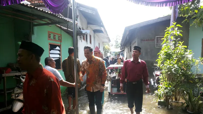 Calon Wali Kota Palembang M Akbar Alfaro menyambangi acara pernikahan warga yang digenangi banjir (Istimewa)