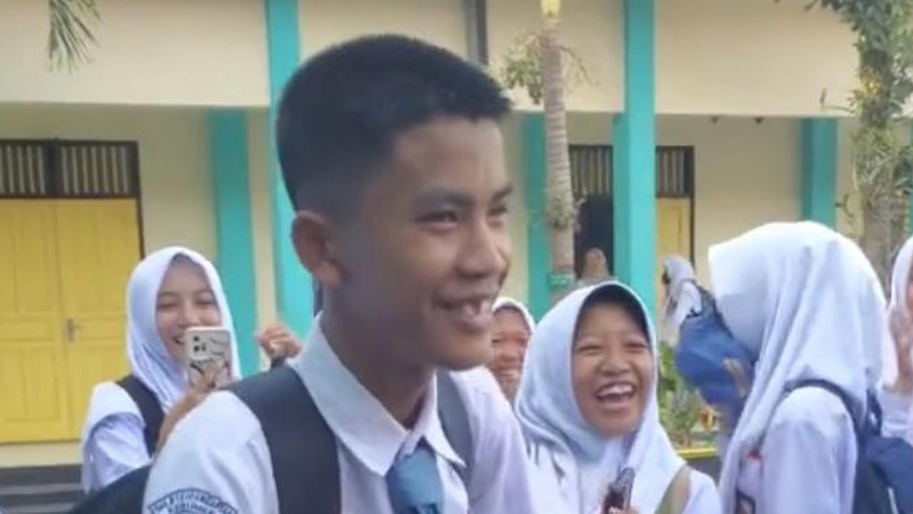 Viral Sekelompok Anak SMA Ini Iuran Beli Sepeda untuk Teman yang Jalan Kaki ke Sekolah, Tuai Pujian