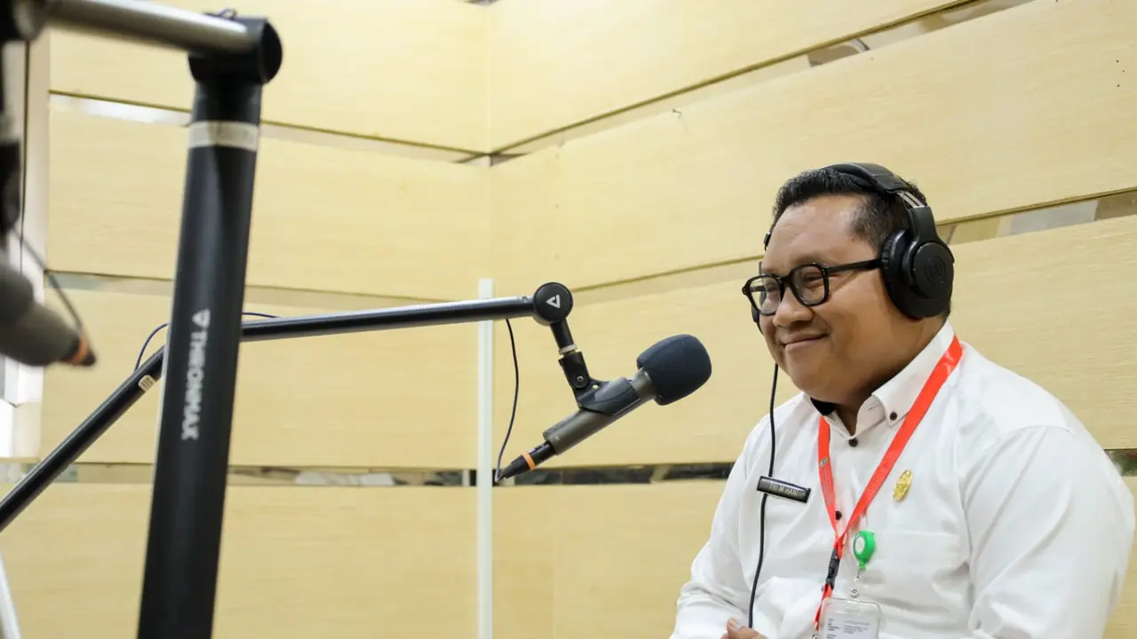 Direktur RSUD Bayu Asih, dr Tri Muhammad Hani saat memaparkan program BAYARIN secara on-Air di kantor radio milik pemerintah