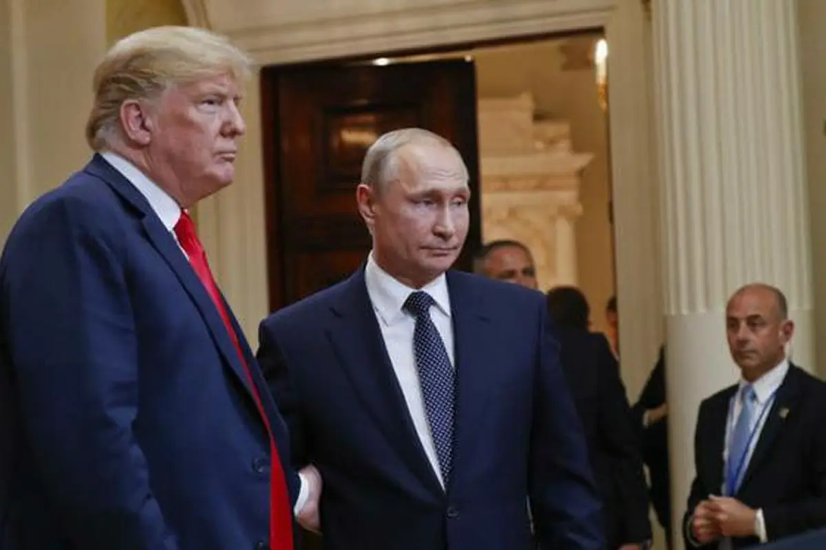 Presiden AS Donald Trump bersalaman dengan Presiden Rusia Vladimir Putin (AP/Martinez Monsivais)