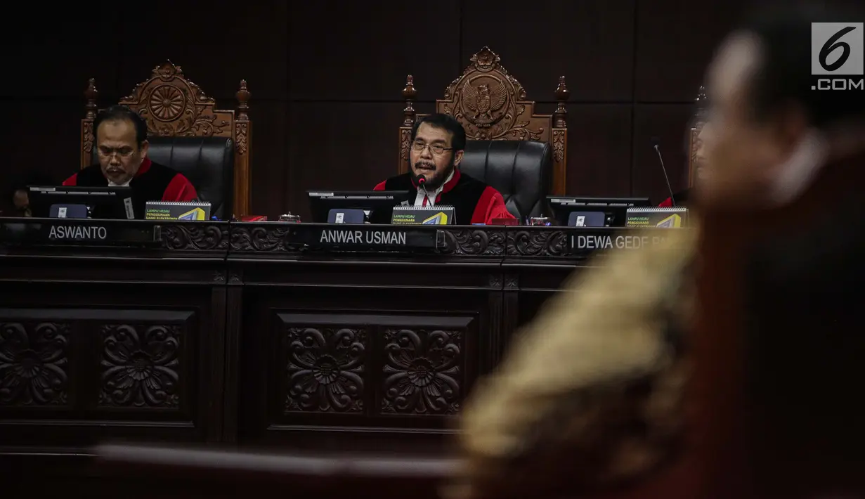 Ketua Mahkamah Konstitusi (MK) Anwar Usman membuka sidang putusan sengketa hasil Pilpres 2019 di Gedung Mahkamah Konstitusi, Jakarta, Kamis (27/6/2019). Sidang yang dimohonkan Prabowo Subianto-Sandiaga Uno itu beragendakan pembacaan putusan oleh majelis hakim MK. (Liputan6.com/Faizal Fanani)