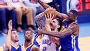 Pemain OKC Thunder, Steven Adams #12 mencoba melakukan tembakan saat dihadang para pemain Warriors  saat Final Wilayah Barat NBA Playoffs 2016 di Chesapeake Energy Arena, Oklahoma, (24/5/2016).  (Kevin Jairaj-USA TODAY Sports)