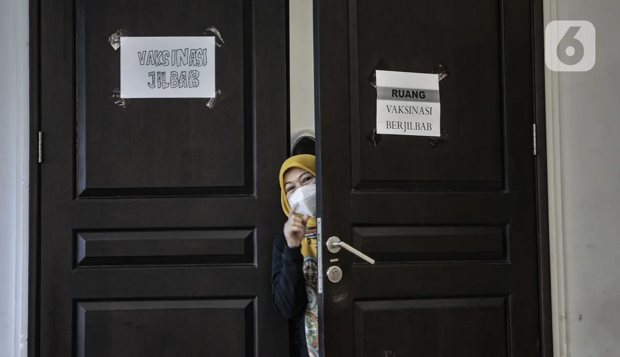 Peserta keluar dari ruang vaksinasi khusus wanita berjilbab di Balai Yos Sudarso, Kantor Wali Kota Jakarta Utara, Senin (15/3/2021). Vaksinasi Covid-19 diberikan sebagai upaya meningkatkan imunitas tubuh dan mencegah penyebaran Covid-19. (merdeka.com/Iqbal S. Nugroho)