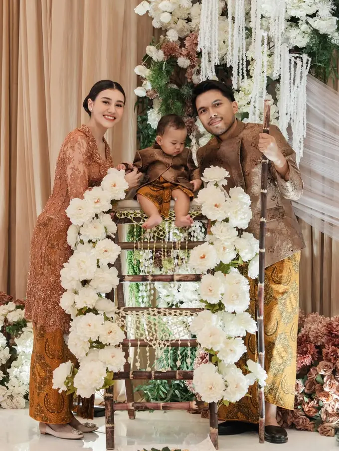 Aaliyah Massaid Pancarkan Aura Keibuan dalam Balutan Kebaya Brokat Cokelat di Tedak Siten Baby Arash