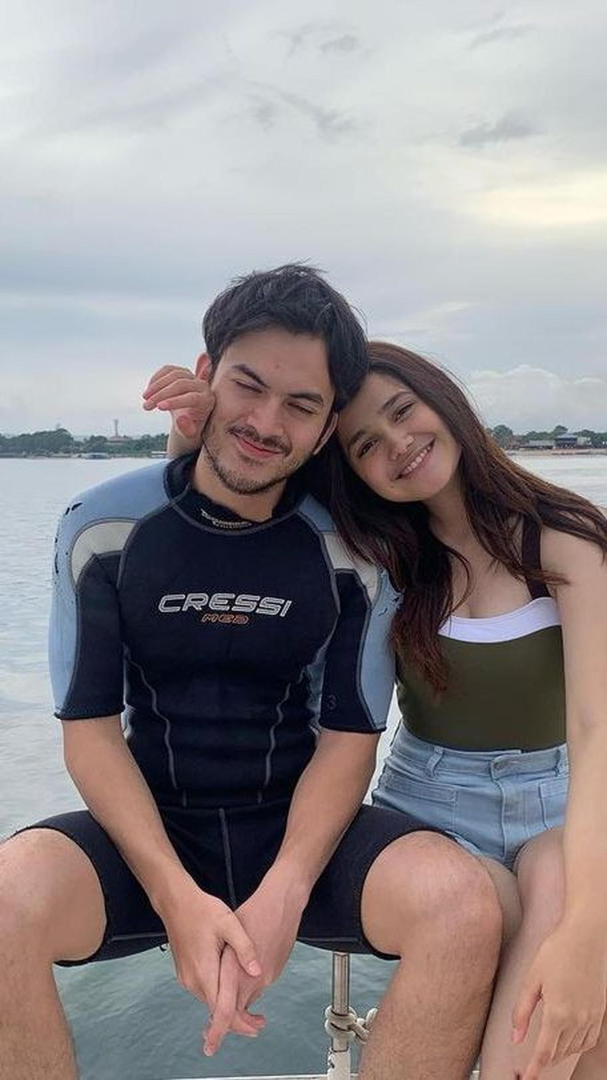 Rizky Nazar dan Syifa Hadju menjalin hubungan sejak 2019. Terhitung hampir 5 tahun bersama.
