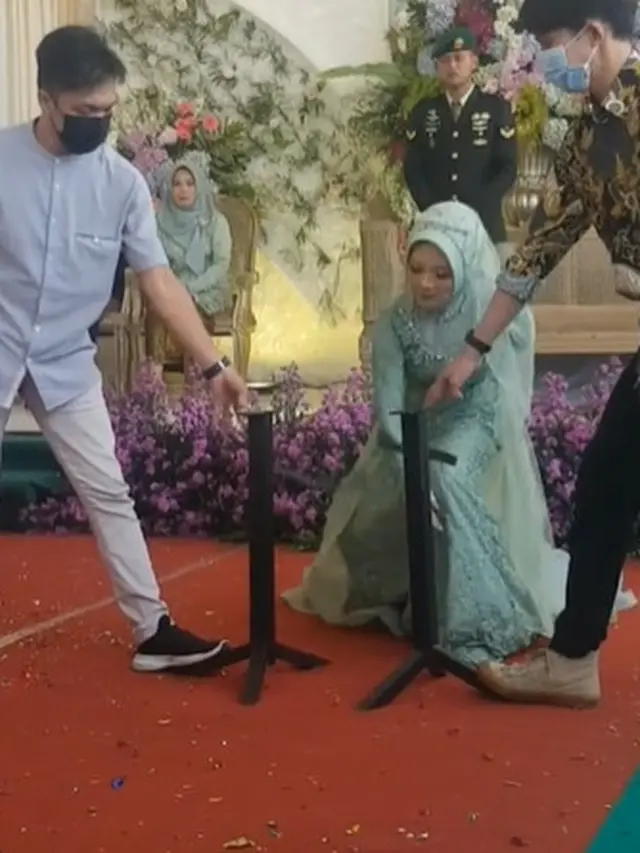 Viral Pengantin Wanita Beraksi Patahkan Besi di Acara Pernikahannya, Bikin Melongo