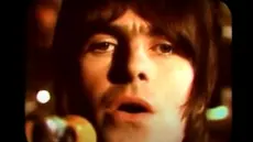 Penampilan Liam Gallagher dalam video musik Stop Crying Your Heart Out bersama Oasis pada 2002 silam. (Foto: YouTube/Oasis)
