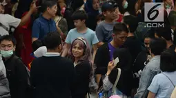 Calon penumpang antre membeli tiket untuk menggunakan layanan transportasi Moda Raya Terpadu (MRT) di Stasiun Bundaran HI, Jakarta, Rabu (3/4). Meski sudah tidak digratiskan, warga tetap antusias menjajal MRT. (merdeka.com/Imam Buhori)