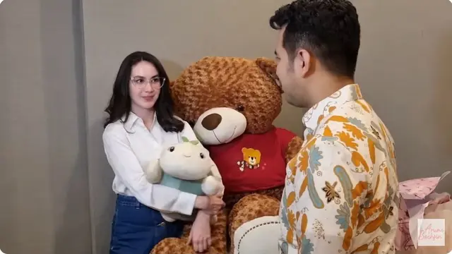 6 Potret Kejutan Ultah Arumi Bachsin ke-31 dari Emil Dardak, Boneka Raksasa