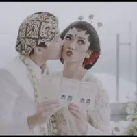Pose kocak Isyana Sarasvati saat dicium sang suami dan pamerkan buku nikah. video: @hello.biei (dok.Instagram @thebridestory/https://www.instagram.com/https://www.instagram.com/p/B8DcybAp0h4/Henry)