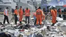 Petugas KNKT bersama Dewan Keselamatan Transportasi Nasional (NTSB) Amerika Serikat mencari dan memisahkan serpihan pesawat Lion Air JT-610 dari tumpukan barang temuan di Pelabuhan JICT 2, Jakarta, Kamis (1/11). (Merdeka.com/ Iqbal S. Nugroho)
