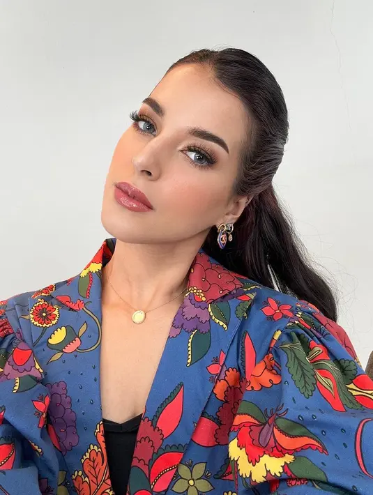 Contouring wajah dibuat senatural mungkin dengan menggunakan cream contour, kemudian diaplikasikan cream blush warna pink yang natural. Terakhir, diaplikasikan lipstik dan lipgloss warna pink yang segar, [@tasyafarasya]