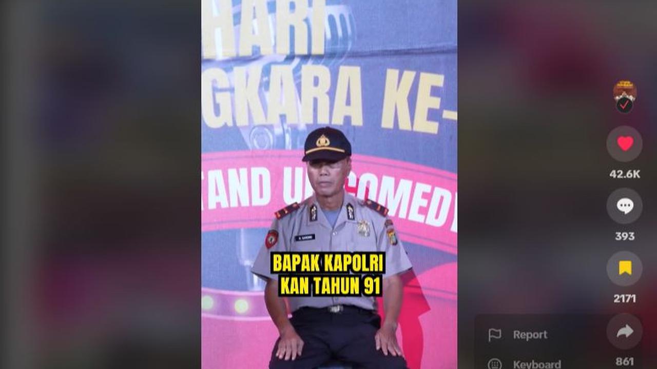"Bapak saya kan masuk polisi tahun 83, bapak Kapolri kan tahun 91. Di belakang katanya Bapak Kapolri katanya adik-adikannya Pak," kata komika ini yang langsung membuat para Jenderal tertawa. <br>