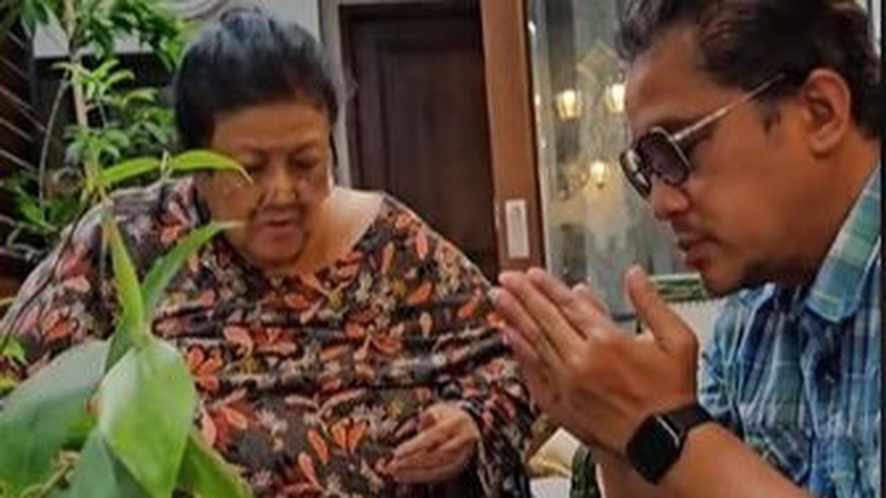Lebih lanjut, Dede mengatakan jika doa dan restu dari orang tua merupakan hal yang paling penting saat ia sedang memperjuangkan sesuatu.<br>
