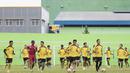 Para pemain Arema Cronus berlatih jelang laga menghadapi Sriwijaya FC pada Piala Jenderal Sudirman di Stadion Gajayana, Malang, Jumat (20/11/2015). (Bola.com/Vitalis Yogi Trisna)