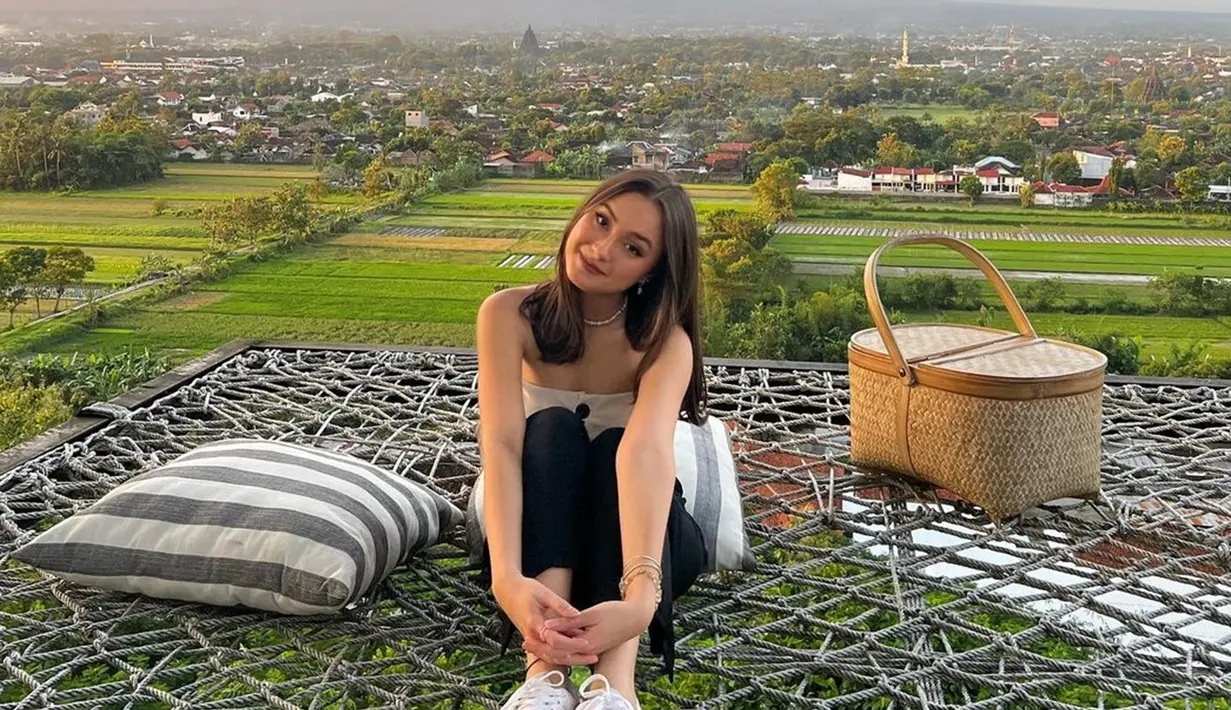 Rayakan Hari Film Nasional dengan unggah foto momen selama syuting film, Caitlin Halderman ungkap fakta bahwa ia selalu sakit ketika syuting. Meski begitu, artis dengan nama lengkap Caitlin Halderman Chaniago ini selalu totalitas dalam setiap project yang dijalaninya. Mulai dari rela tampil seram demi film horor, memotong rambut hingga menaikkan atau menurunkan berat badan. (Liputan6.com/IG/@caitlinhalderman)