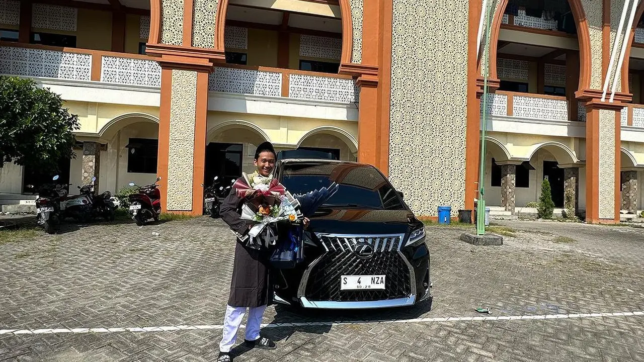 Potret wisuda Gus Bima anak Anwar Zahid (Sumber: Instagram/@_izzul_haq)