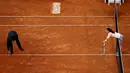 Petenis putri Polandia, Agnieszka Radwanska, melihat umpire yang menunjukkan bekas bola saat bertanding melawan petenis Slowakia, Dominika Cibulkova, dalam turnamen tenis Madrid Terbuka di Madrid, Spanyol, (1/5/2016). (Reuters/Susana Vera)