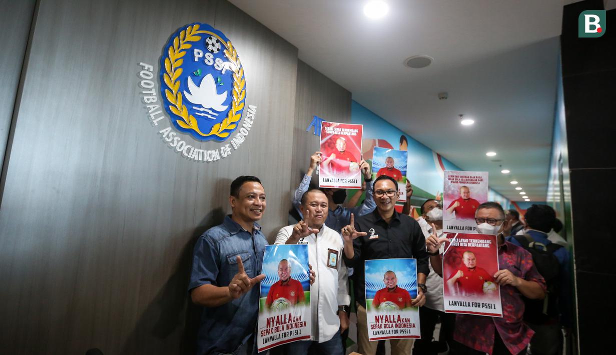 <p>Pendukung Bakal Calon Ketua Umum PSSI, AA La Nyalla Mahmud Mattalitti membawa poster saat pendaftaran dan penyerahan berkas Bakal Calon Ketua Umum PSSI yang berlangsung di GBK Arena, Jakarta, Jumat (13/01/2023). (Bola.com/Bagaskara Lazuardi)</p>