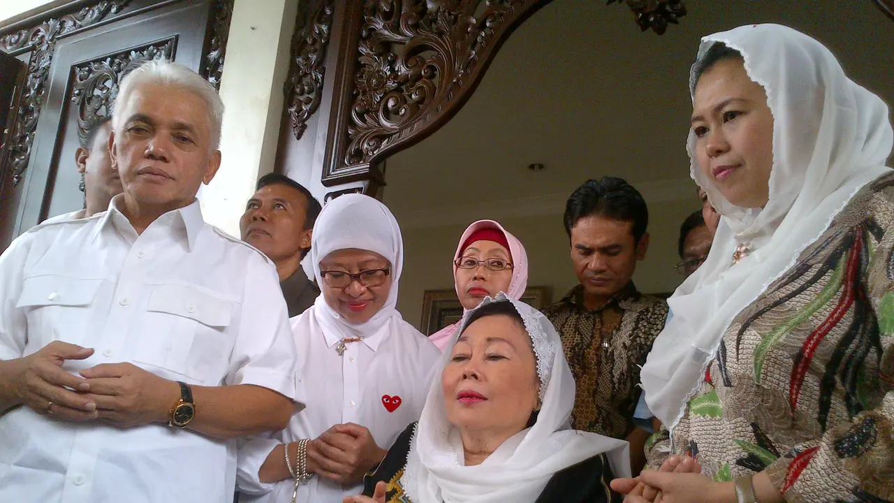 Ditemani Istri, Hatta Sambangi Kediaman Gus Dur